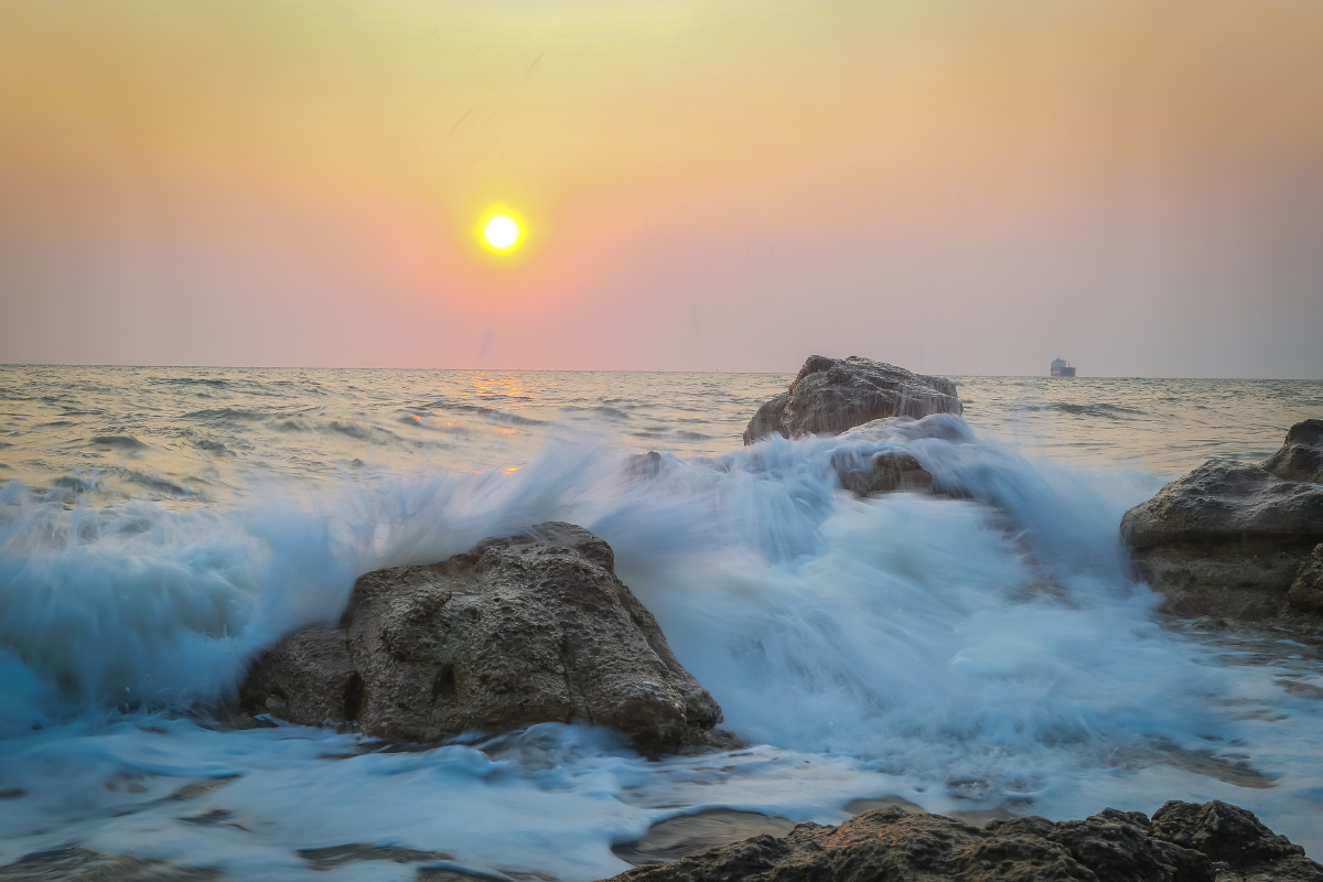激浪送落日61美丽中国南海鱼鳞洲位于海南岛最西边部的东方市这里