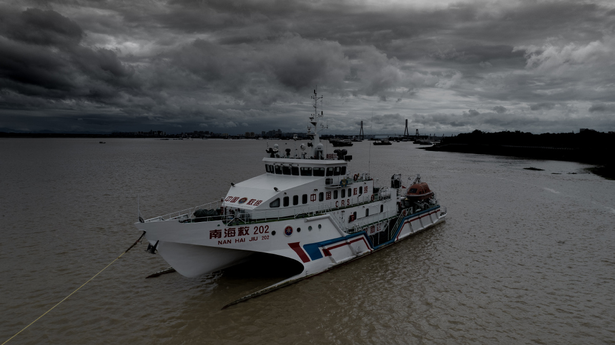 台风暴雨预警中国救捞船停泊在海南儋州湾洋浦大桥附近