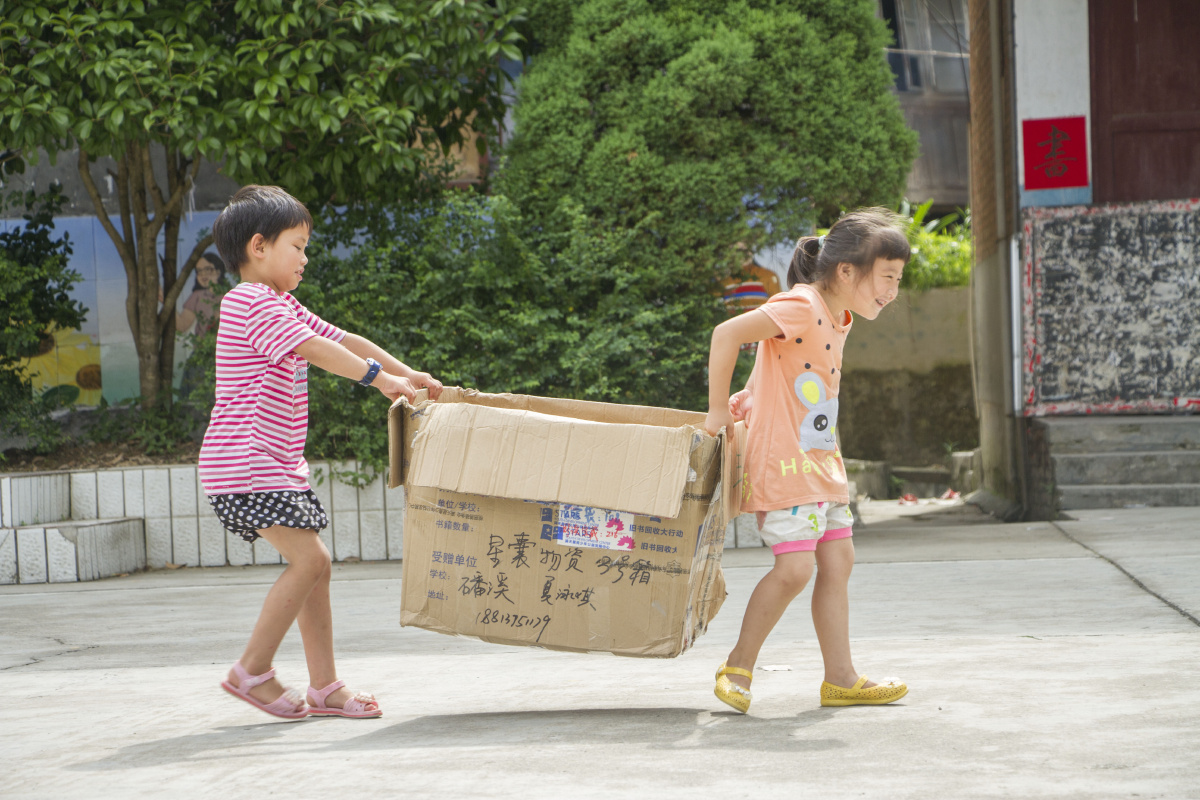 一个留守小女孩
