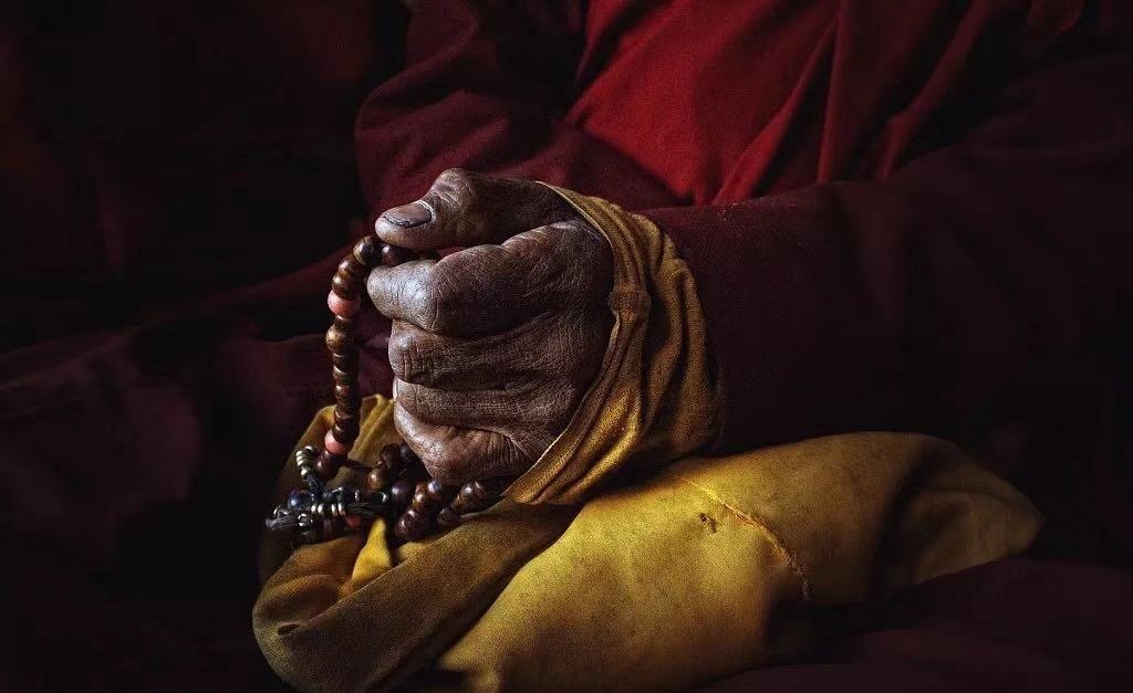 风与佛珠在指尖流淌,岁月的痕迹印刻在双手,用最虔诚的方式苦修来世.