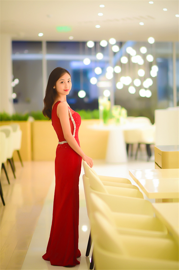 大厅中央的巨型水晶吊灯忽地一暗在宾客们还没反应过