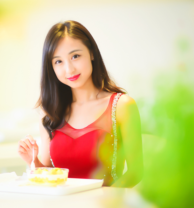 大厅中央的巨型水晶吊灯忽地一暗在宾客们还没反应过