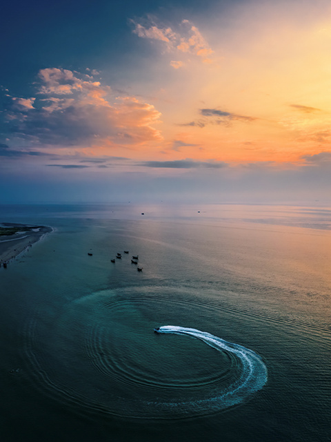 作者用无人机拍下了这副美丽的海景瞬间.