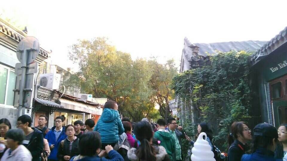 人来人往，南锣鼓巷