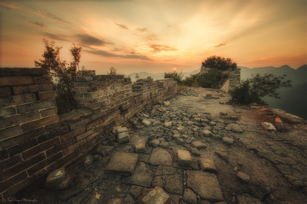 攀爬,终于站上了箭扣长城的北京结,迎客松没有了,我抚摸着斑驳的城墙