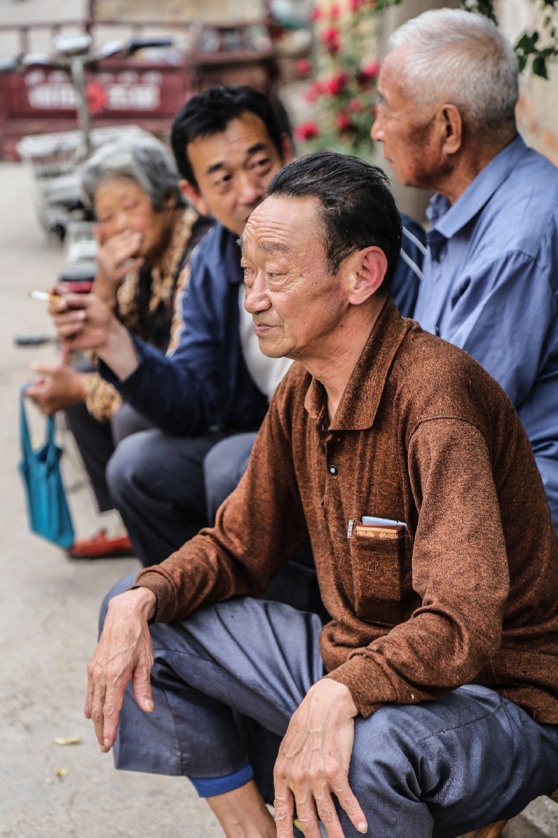 老巷子里的老人 - 爱自由爱生活的果果 - 图虫