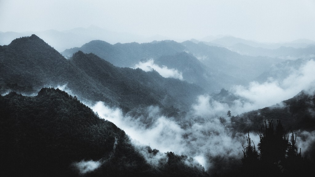 今后的日子里<br />
我时常会想起在湘西那几年游历过的山 <br />
踏足过的水 抚摸过的云 遗忘过的人<br />
像是一种呼唤 <br />
是如今身处都市却再难眺望的远方