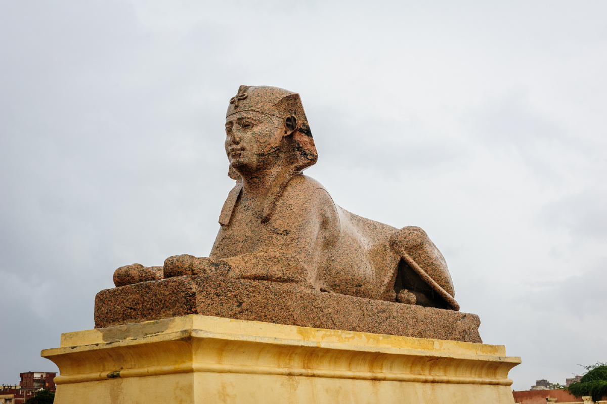 《萨拉皮雍神庙的狮身人面像》