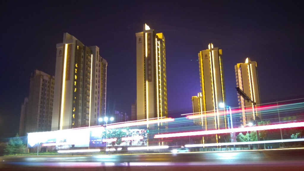 在繁华喧嚣的城市夜晚，一个人出去走走，看着绚丽灯光的景色与车水马龙，心中反倒有一种莫名的宁静！