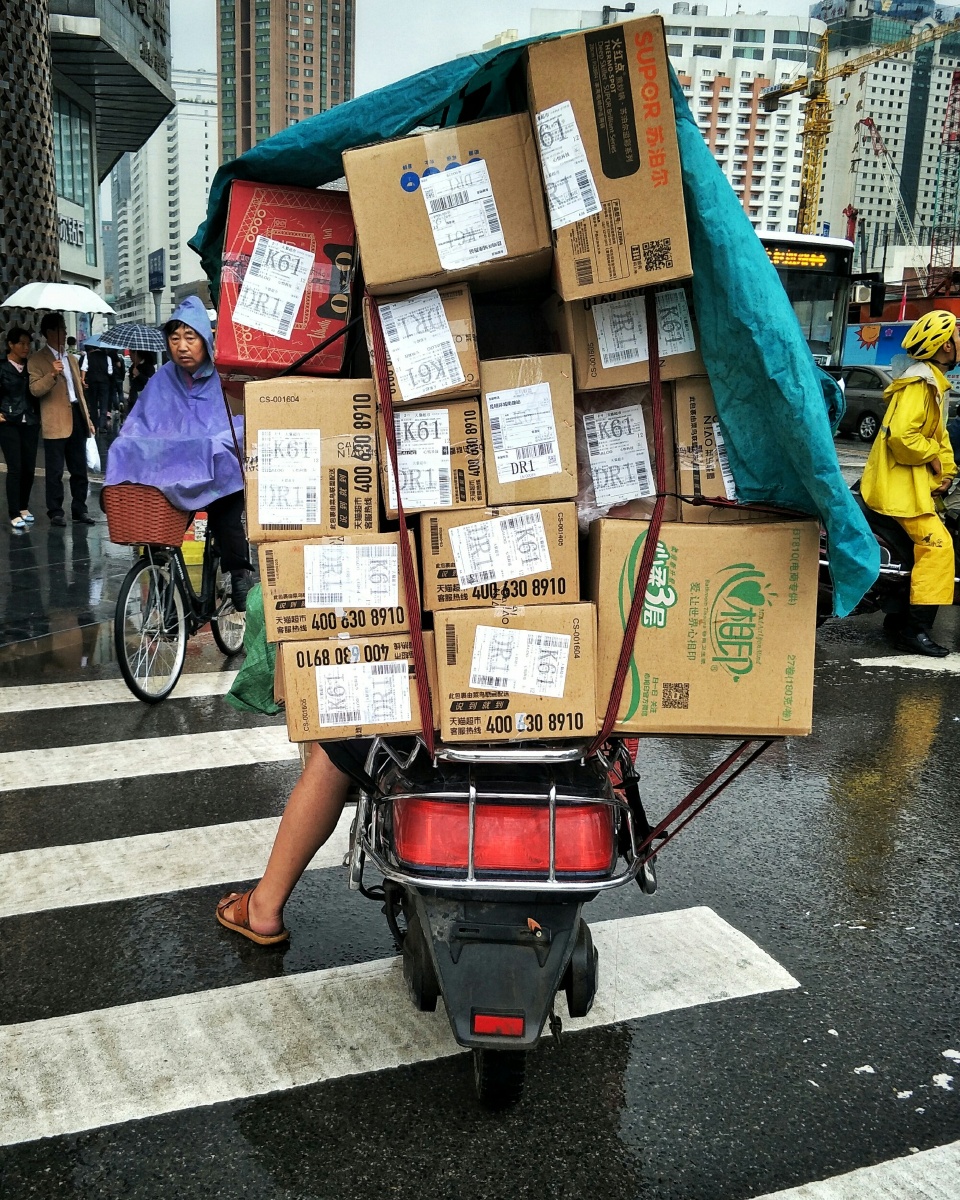 雨中的快递哥