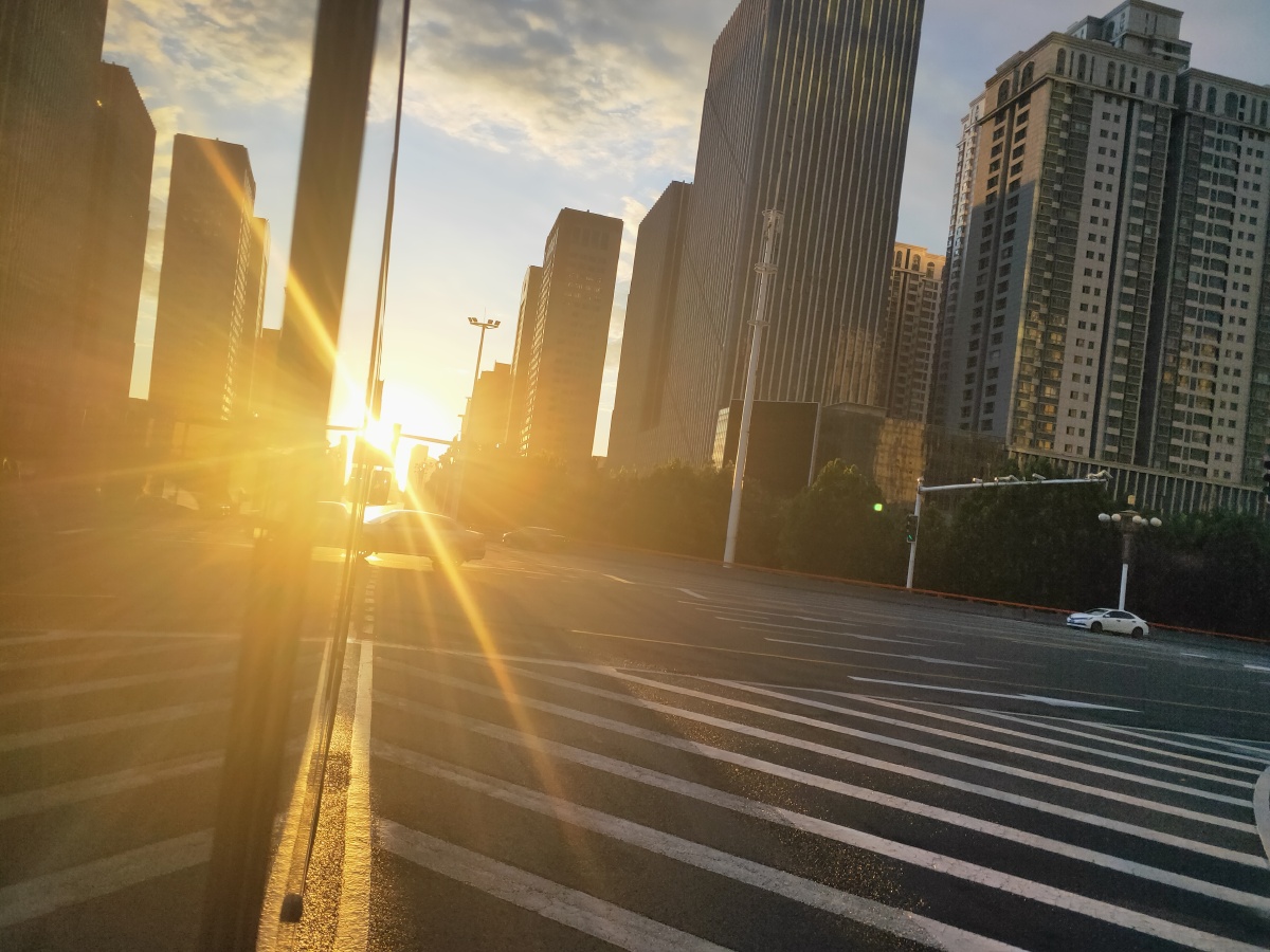 晨光沐浴在晨光中的城市手机原图无修图