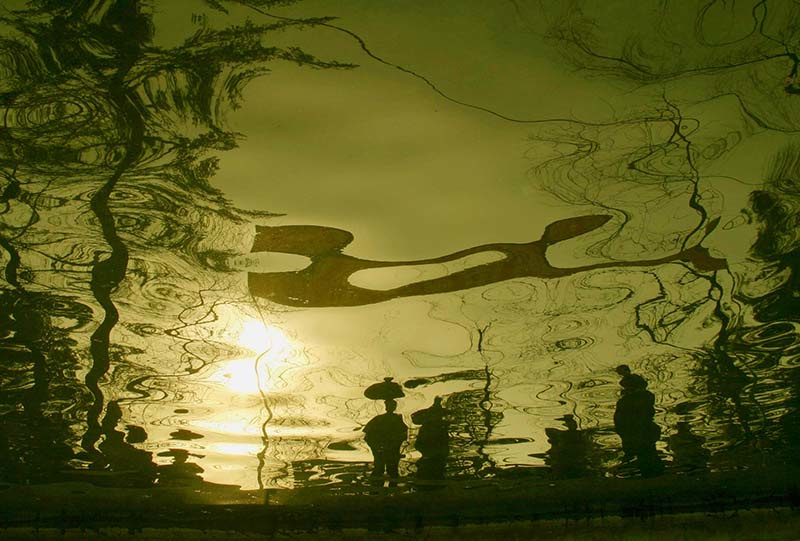 佳能10d数码相机拍摄,自动白平衡,感光度400.(水中倒影,2005.9)