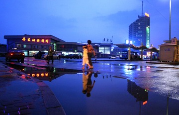 IMG_雨后的火车站广场