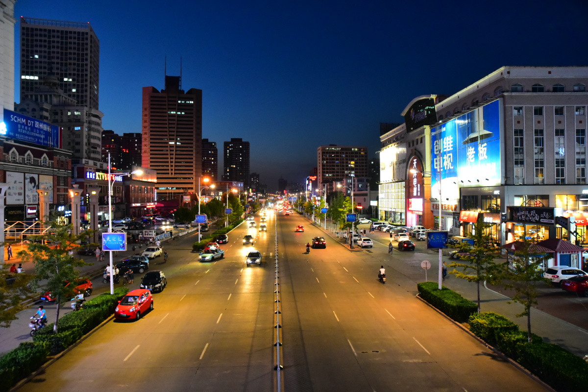 秦皇岛漂亮的商业中心街景