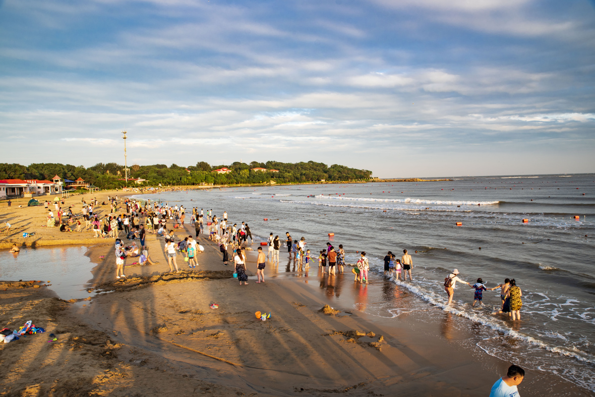 雨过天晴一切都是那么清新晚霞的余晖映照着北戴河的海滩