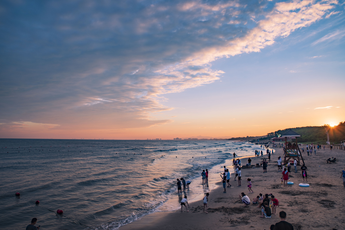 雨过天晴一切都是那么清新晚霞的余晖映照着北戴河的海滩