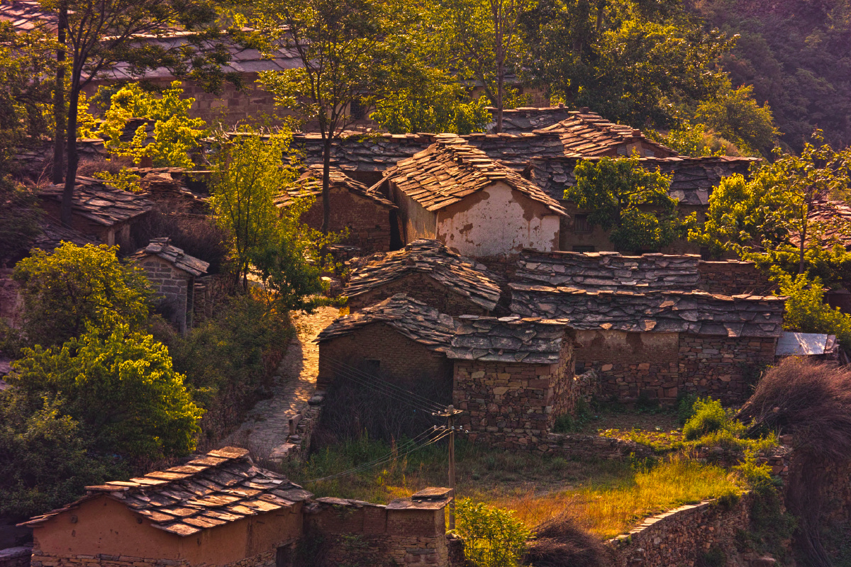 山的特有的地质结构让山民就地取材建成石头顶的房子,因而得名石板岩