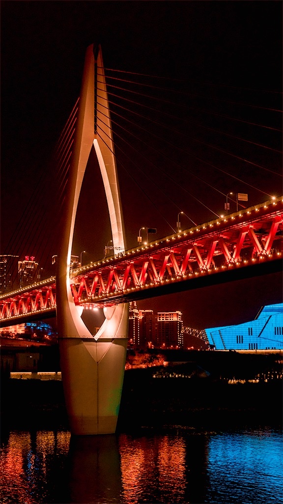 《大桥夜色》重庆千厮门大桥,夜晚,在灯光照射下,大