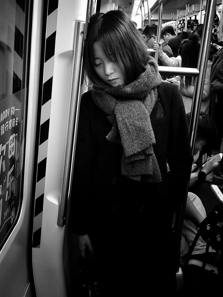 地铁上的女人
