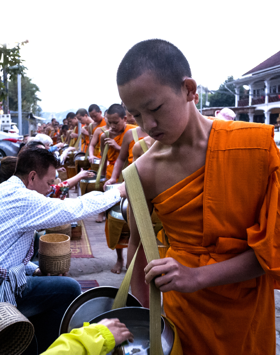 僧侣化斋-老挝 琅勃拉邦