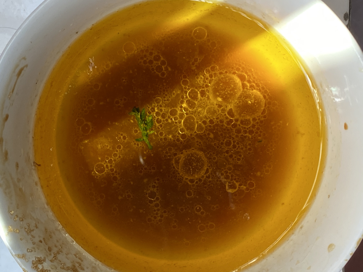 满是油的鸡汤,勺了一碗油出来