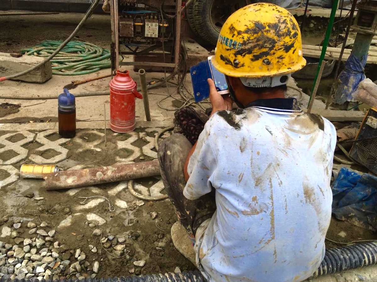 工人师傅的背影