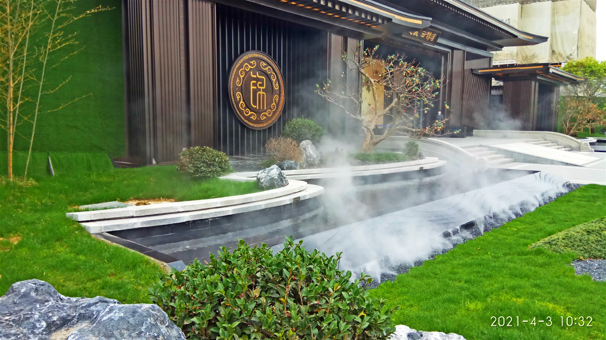 云锦湾小区大门口的喷泉