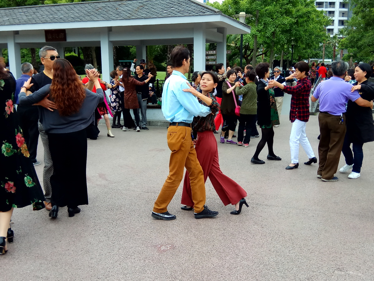 公园里跳交谊舞
