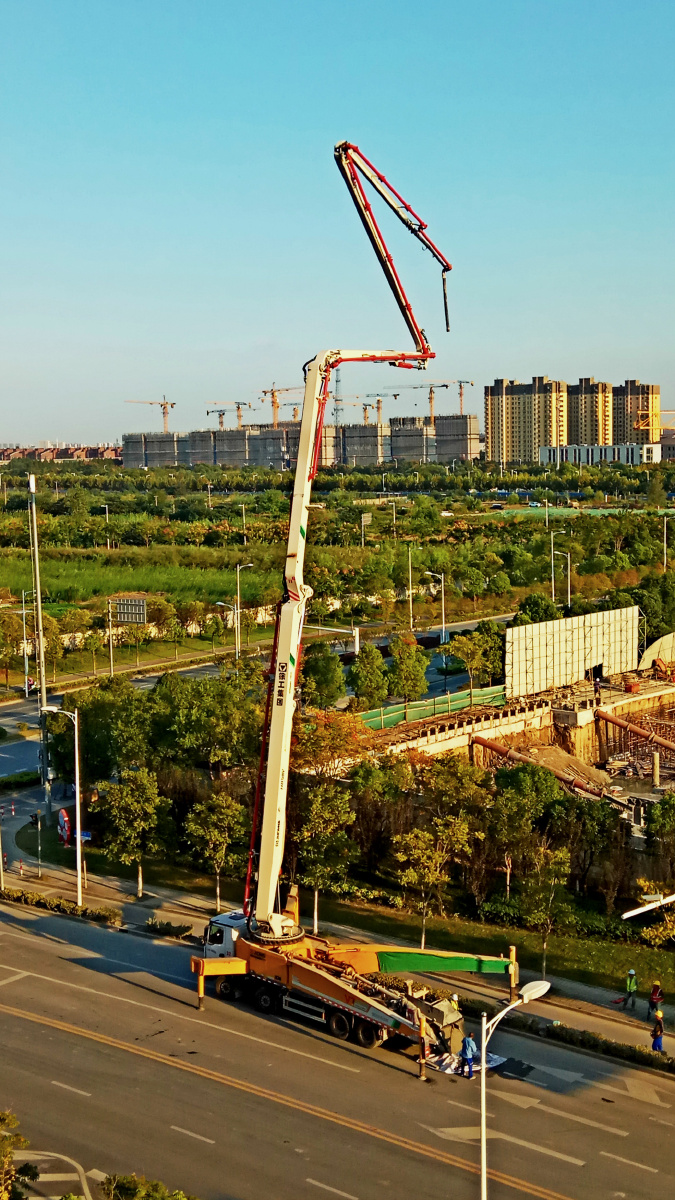 建筑工地上的注水泥车