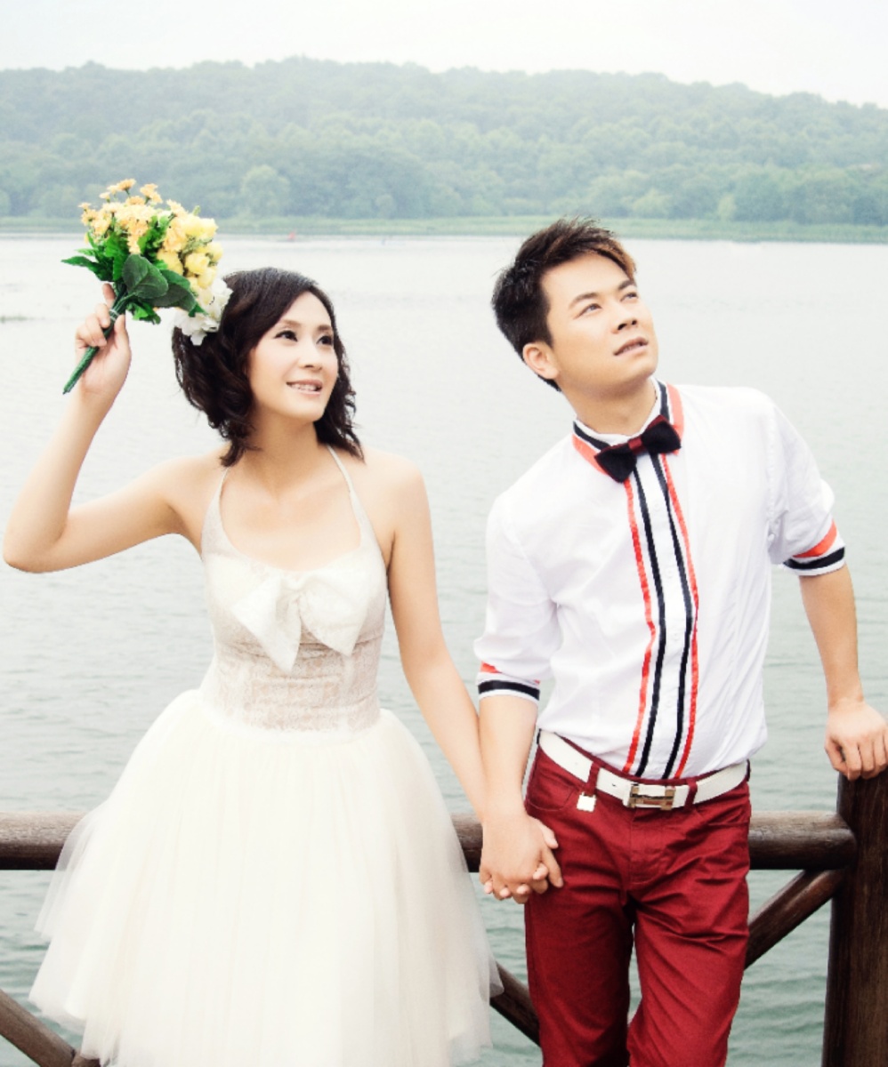 10年前的婚纱照虽然简单却充满了满满的爱和幸福