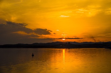 夕阳下的航标