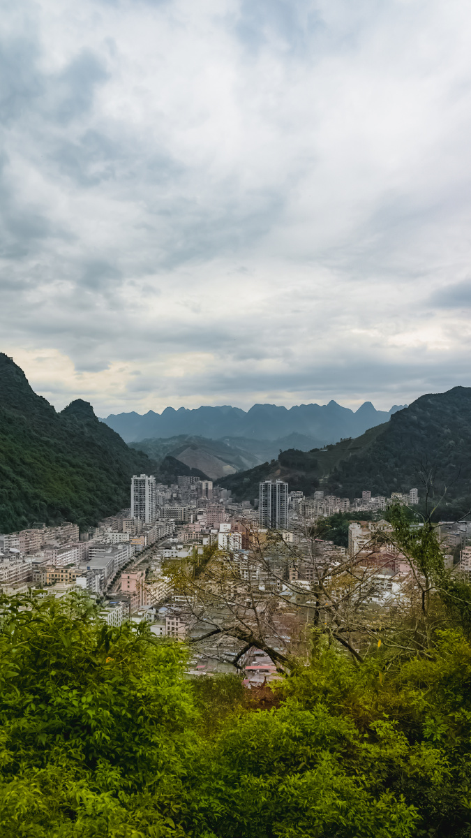桂西北小城东兰马鞍山的魔幻阴天