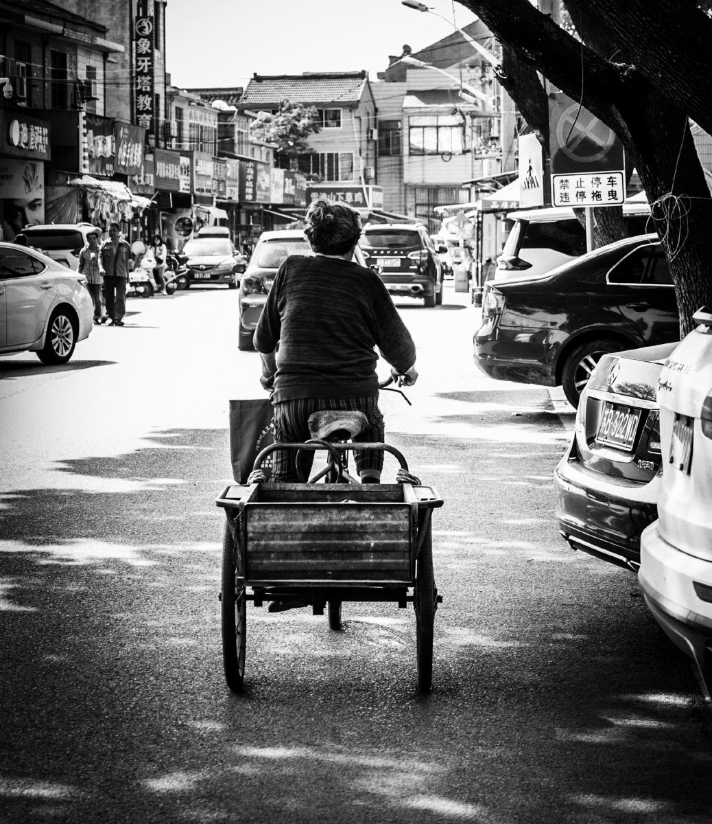 蹬三轮车的老人