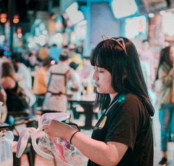 霓虹灯下姑娘
