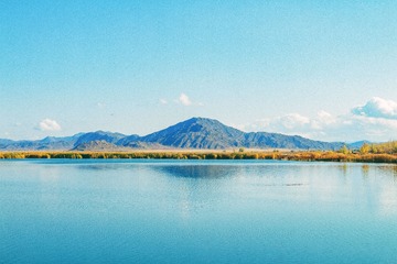 可可托海路上的湖