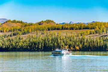 喀纳斯湖水游船