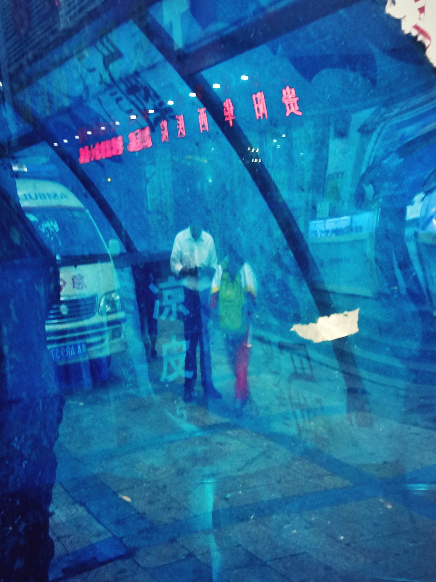 等车·虚实人生 - 黑白, 城市, 纪实, 手机, 街拍