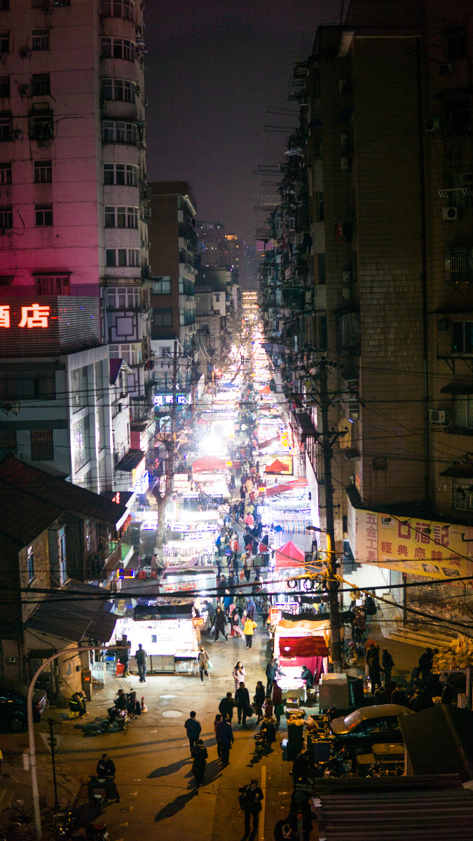 过年前三天的江汉路夜市,仍是灯火通明,熙熙攘