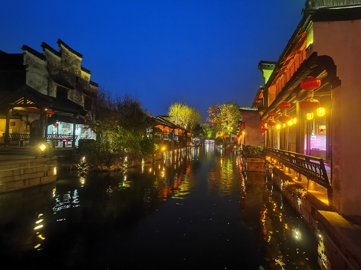 南浔古镇夜晚特别安静古楼灯火阑珊像笼罩在梦幻中恍惚千年