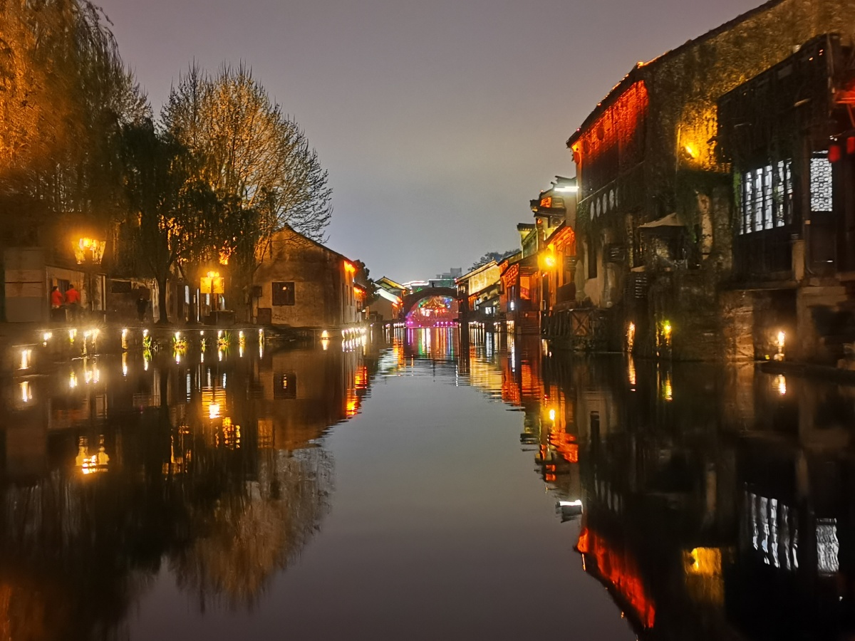 南浔古镇夜晚特别安静古楼灯火阑珊像笼罩在梦幻中恍惚千年
