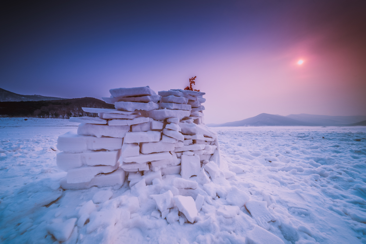 坐在冰封之地观赏日落