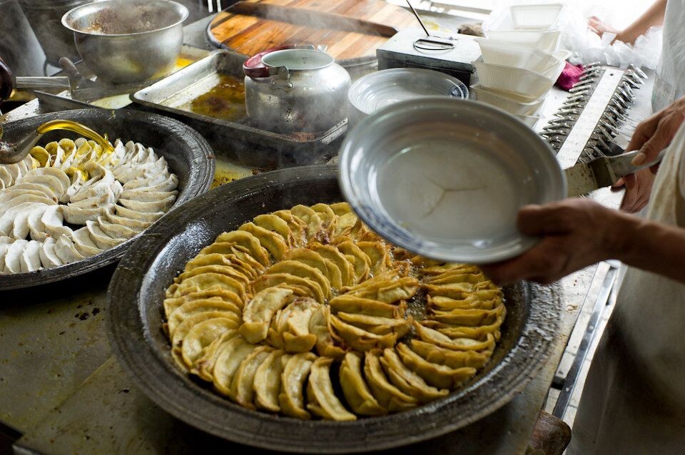 七家湾（原打钉巷2号）锅贴店<br />
一两5个