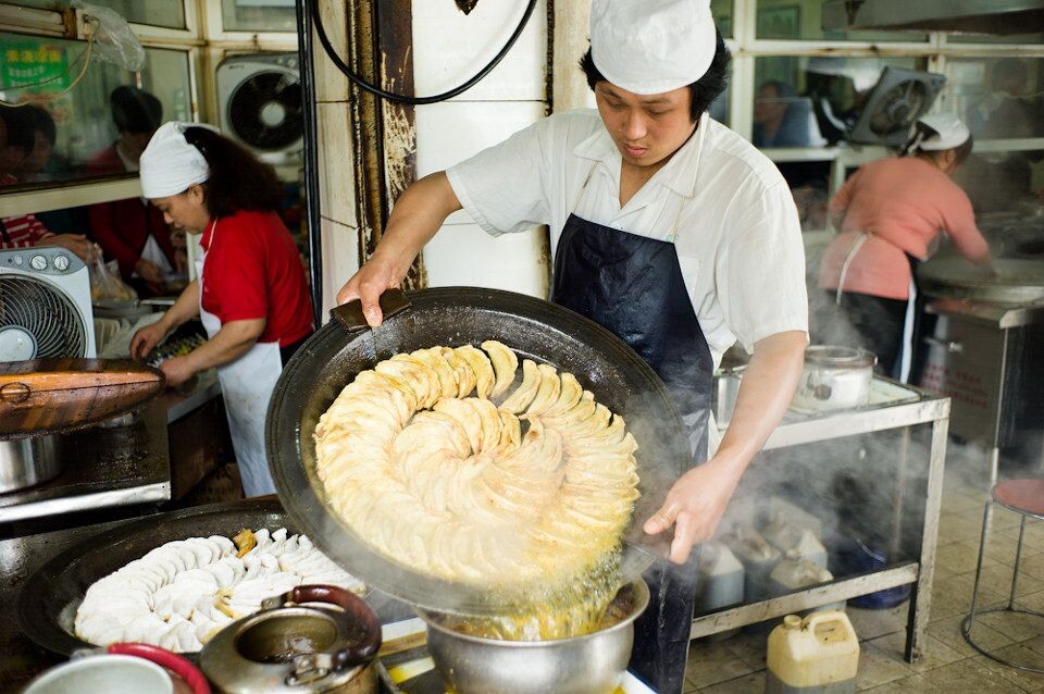 七家湾（原打钉巷2号）锅贴店<br />
锅贴第一遍出油