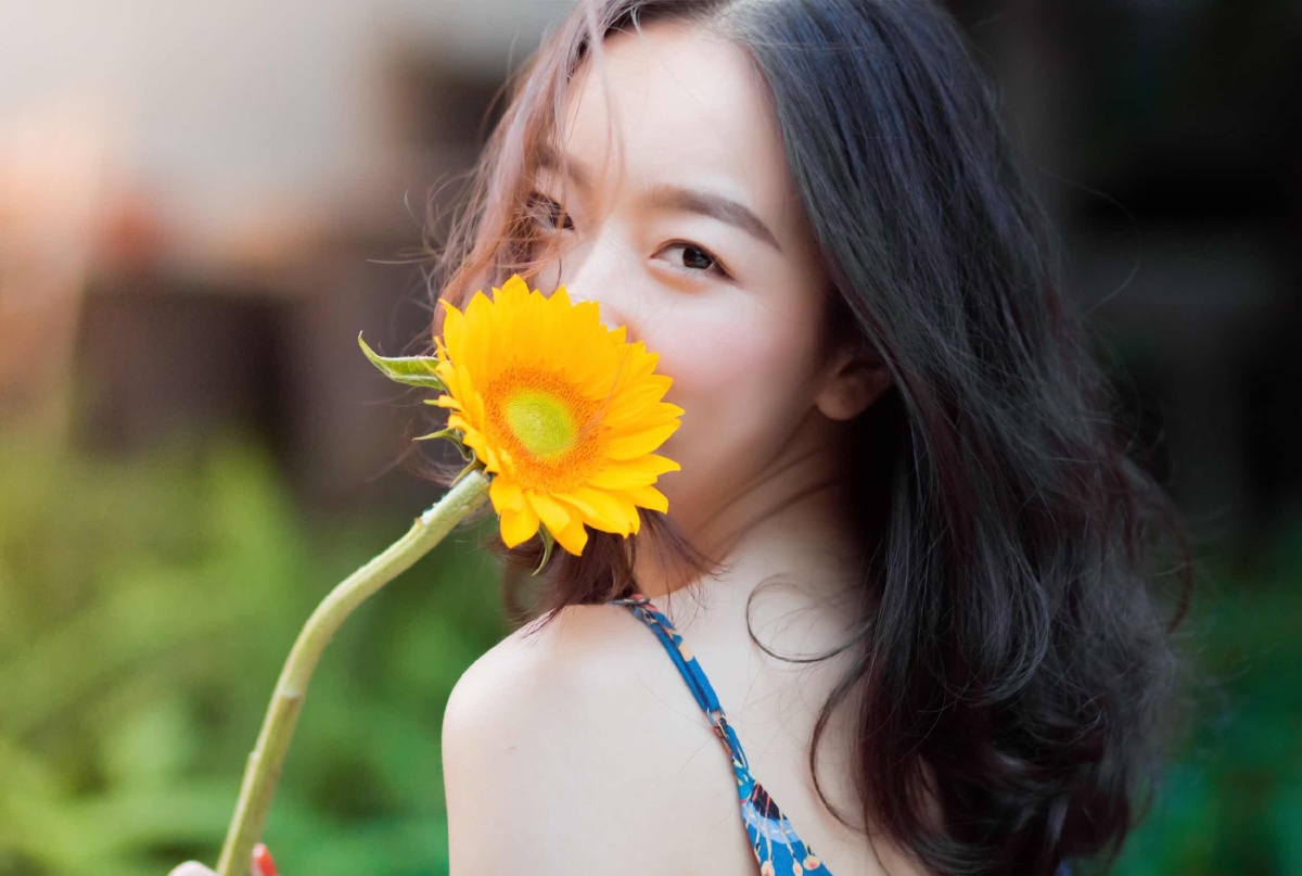 故事的小黄花,从出生那年就飘着。 童年的荡秋