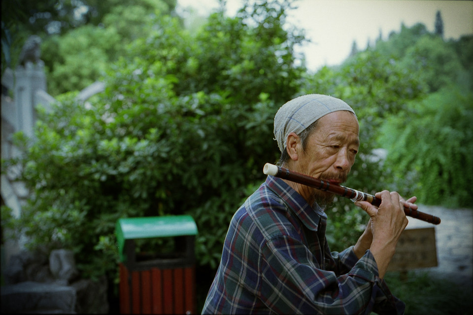 笛音 br /> 公园里,一位拾荒老人从破麻布袋里摸出一支笛子,袅袅笛音