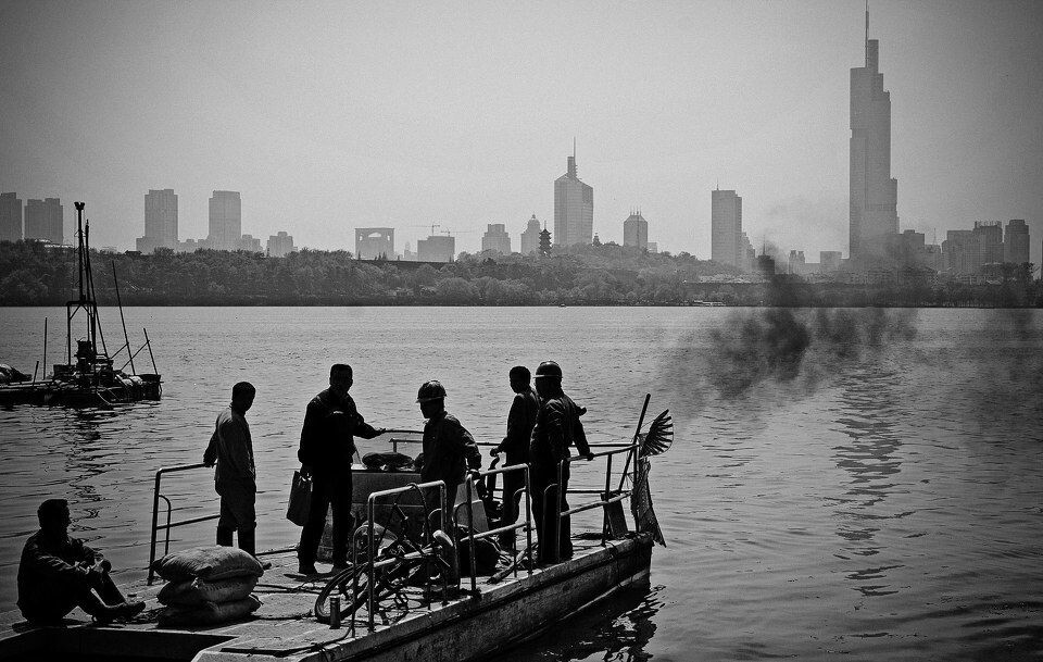 玄武湖二<br />
地铁要从下面走，勘探工人去上班。。。。。