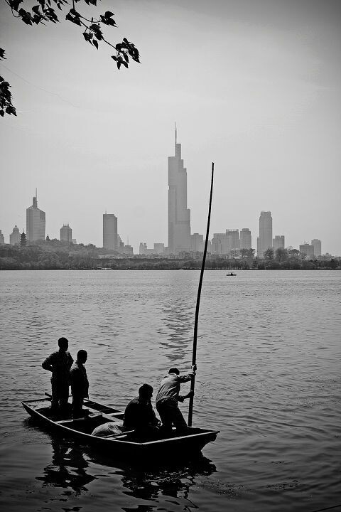 玄武湖三<br />
地铁要从下面走，勘探工人去上班。。。。。
