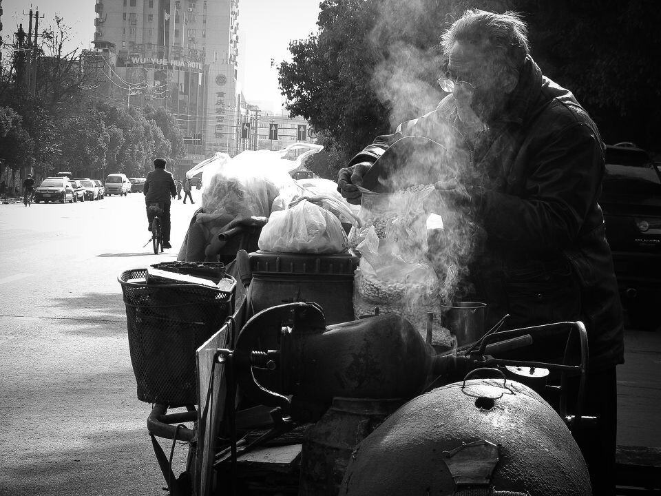 爆米花<br />
炒米爆炸声才是最正宗年味------老南京年俗