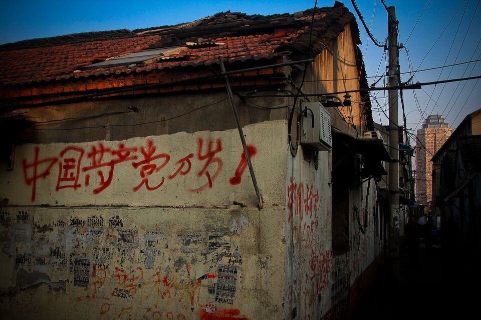 秦仓巷二<br />
据南京市地名办统计,南京目前每月平均增加32个新地名。上世纪80年代初,南京每年只有10多个新地名产生;上世纪90年代初,大约每年新增五六十个;2000年之后,南京新地名出现“腾飞期”,2001年到2005年,南京地名命名、更名约有1452条。同时,新地名激增的背后是老地名的急剧流失。这15年来,已经有180多个老地名从地图上消失,如唱经楼、安乐寺、邀笛步、百猫坊、杏花村、子午路、凤凰台、仁孝里等。