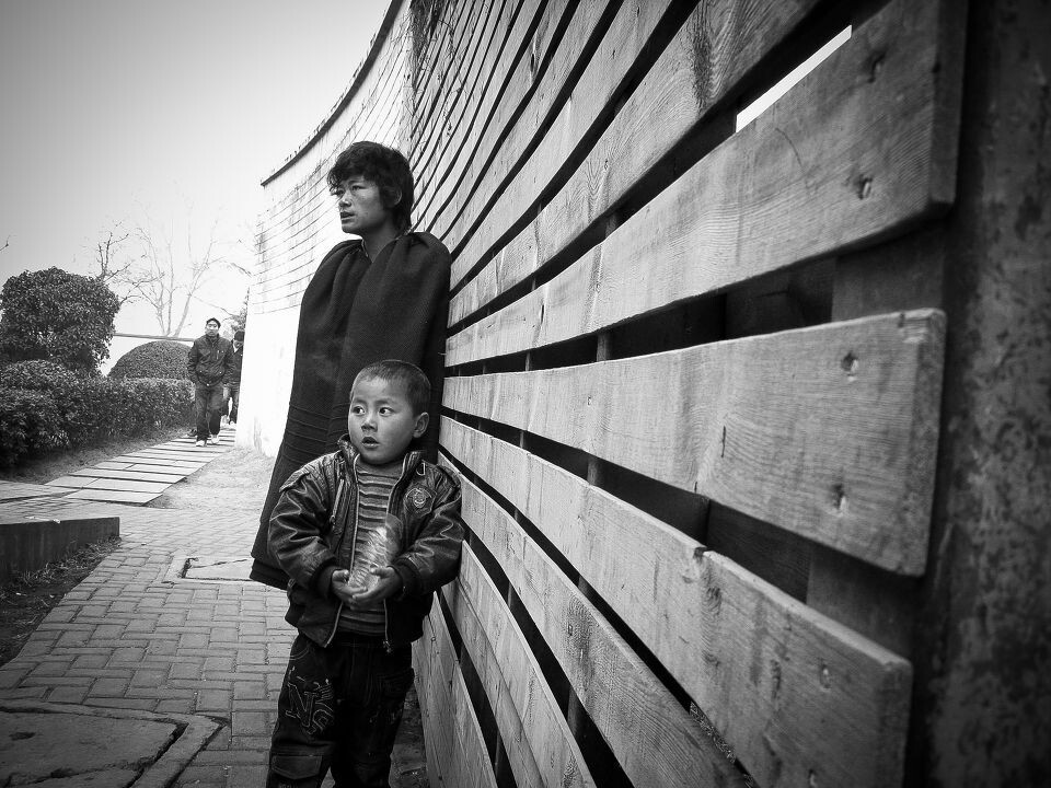 远行的彝人二<br />
据说是南京一家砖瓦厂招工，工资在两千以上。。。